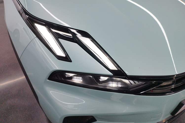 Used Lynk & Co 06 EM-P 2023 EM-P 126 Long-Range Halo Right Front Headlight