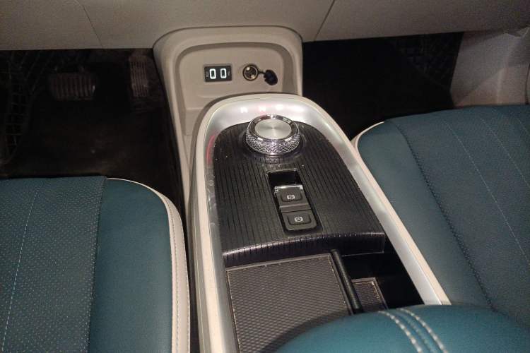 Used ORA Good Cat 2022 400km Standard Range Premium Version Lithium-Ion Battery Gear Lever