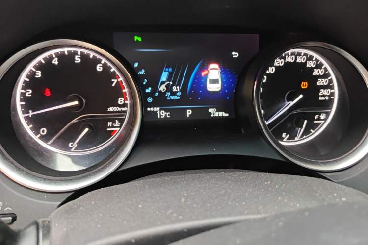 Used Toyota Camry 2018 2.5G Luxury Edition Odometer Close Up