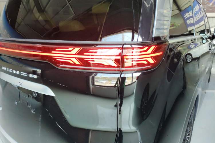 Used Denza D9 2025 DM-i Smart Drive 1020 Four-Wheel Drive Deluxe Model
