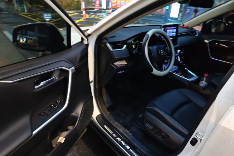 Used Toyota RAV4 2021 2.0L CVT Two-Wheel Drive Fashion PLUS Edition Driver Seat