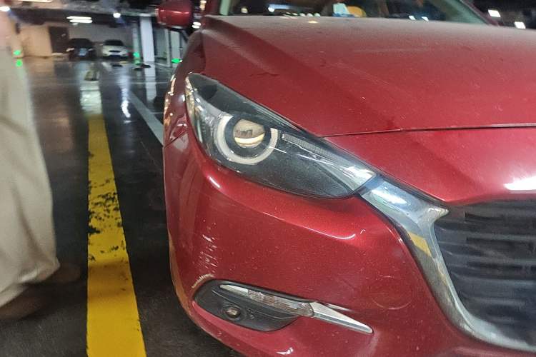 Used Mazda 3 Axela 2017 Hatchback 1.5L Automatic Luxury Model Emission Standard China V Right Front Headlight