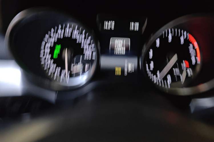 Used Mercedes-Benz M-Class 2015 ML 320 4MATIC Odometer Close Up