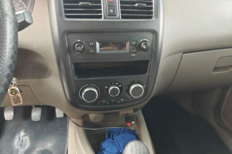 Used Wuling Rongguang V 2018 1.5L Practical Version Audio And AC Panel