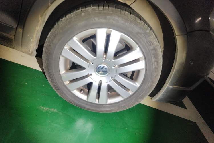 Used Volkswagen Golf 2011 1.4TSI Cross Golf Right Front Wheel Hub