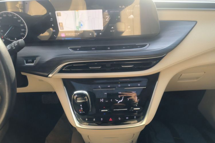 Used Buick GL8 2022 ES Landtrek 653T Luxury Edition