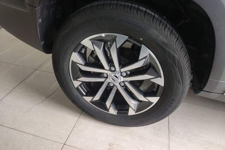 Used Haval DARGO 2022 2.0T DCT Two-Wheel Drive Huazhong Hound Edition Right Rear Wheel Hub