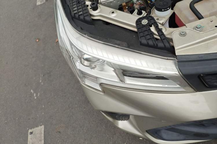 Used Dongfeng Fengon 380 2022 1.5L Luxury Edition Passenger Vehicle 5 Seats Right Front Headlight