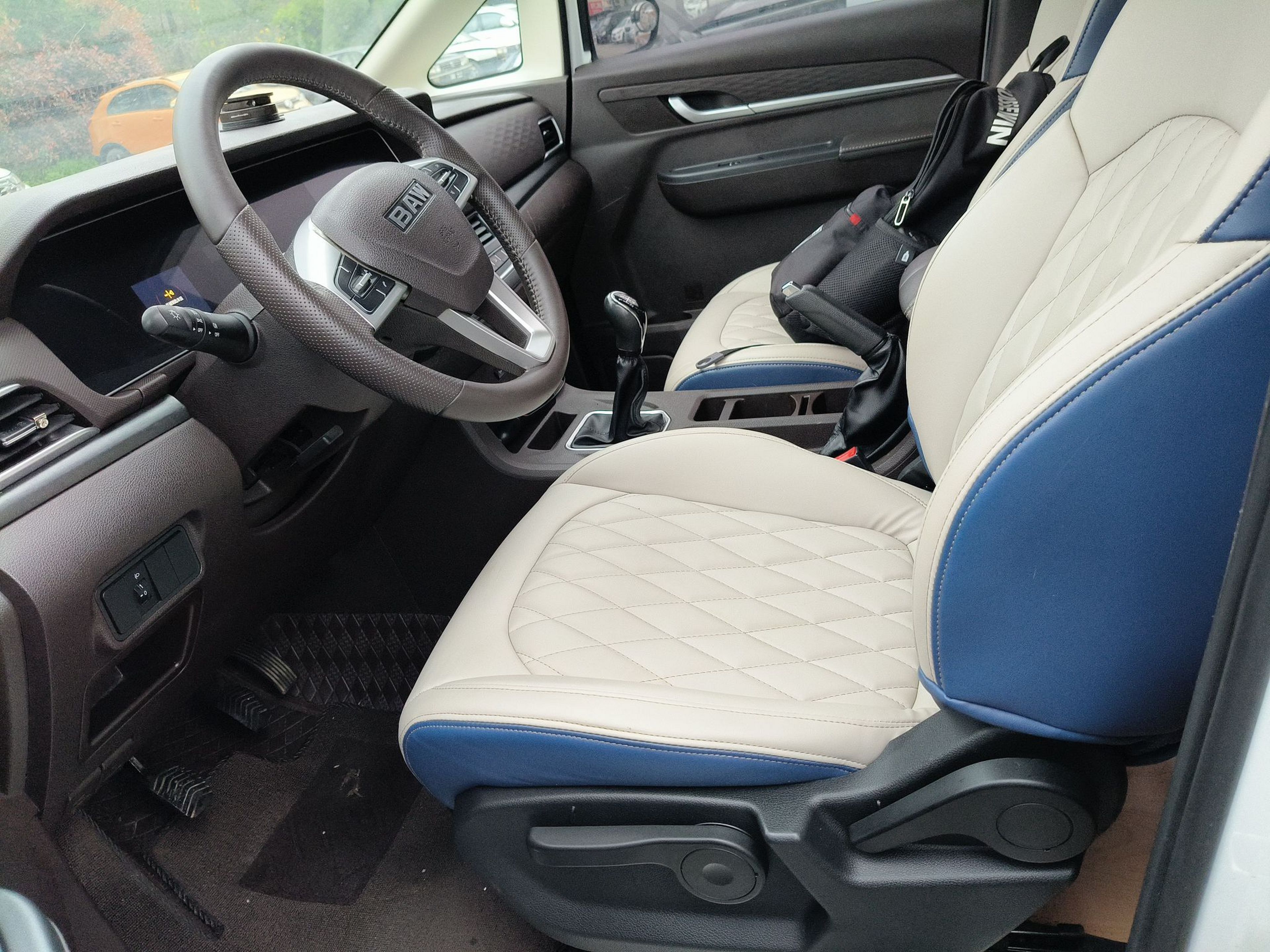 المقاعد الأمامية داخل السيارة