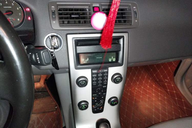 Used Volvo S40 2011 2.0L Automatic ZhiShang Edition Audio And AC Panel