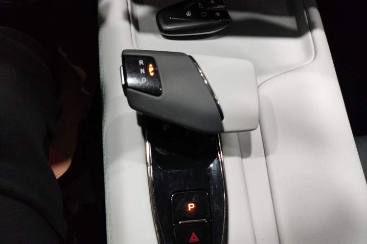 Used CHANGAN UNI-Z New Energy 2024 Blue Whale Smart Electric iDD 125km Excellence Model Gear Lever