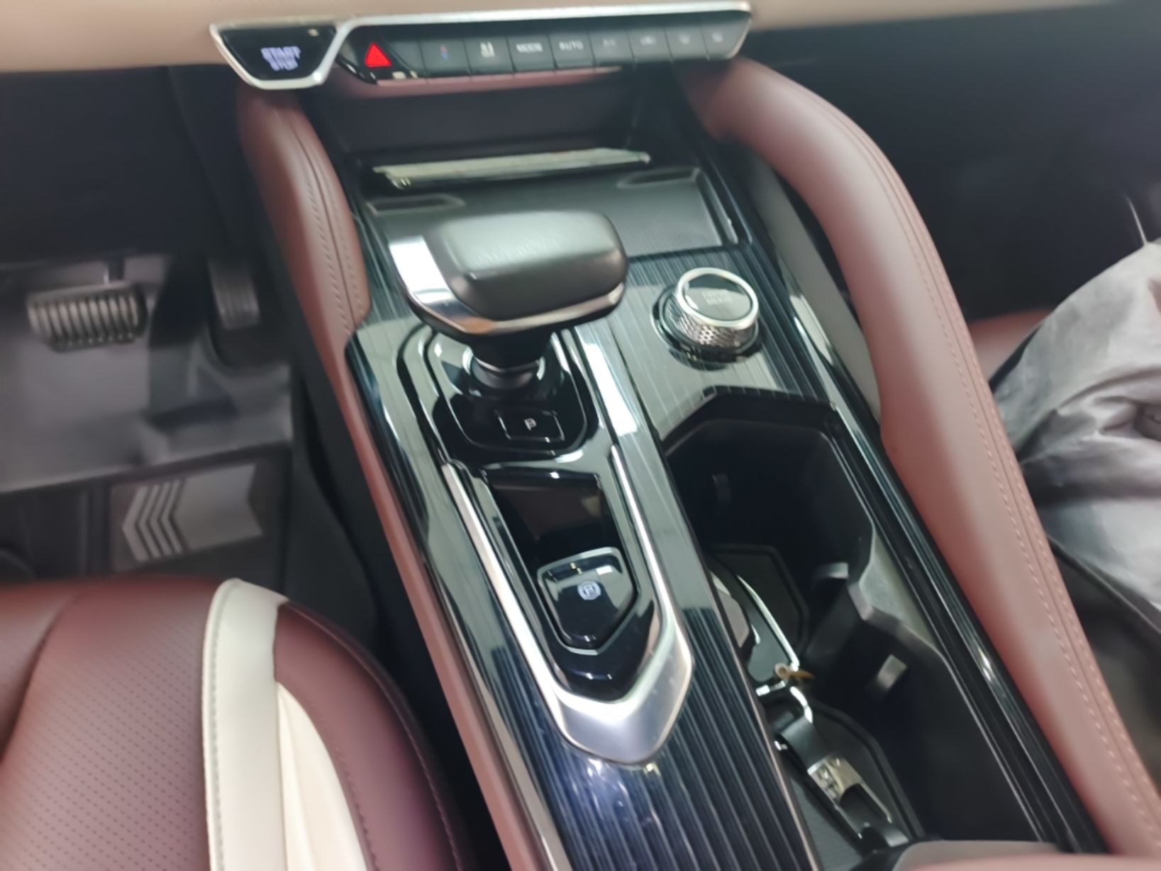 Geely Auto Monjaro L 2021 2.0TD DCT EVO Two-Wheel Drive Smart Luxury Version — снимка 16