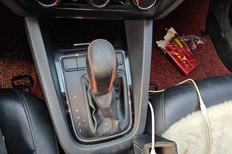 Used Volkswagen Sagitar 2015 1.6L Automatic Comfort Model Gear Lever