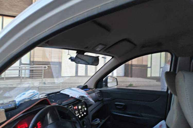 Used Wuling Hongguang V 2022 1.5L Jingqu Edition Enclosed-Window Vehicle with Hydraulic Power Steering LAR