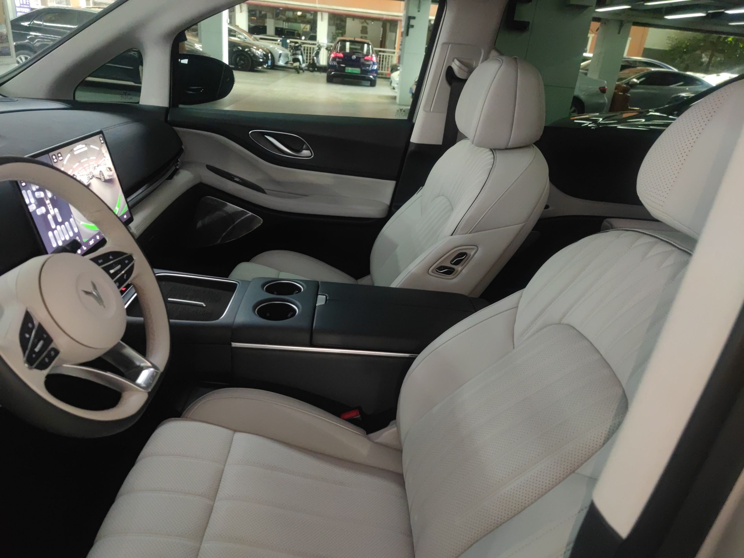 Переднее сиденье в автомобиле