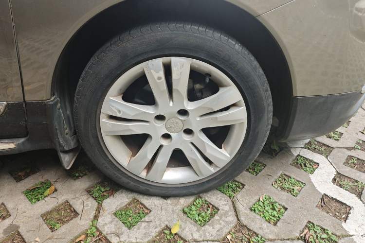 Used Peugeot 3008 2015 1.6THP Automatic Prestige Edition Right Front Wheel Hub