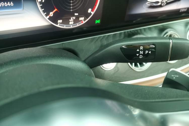 Used Mercedes-Benz E-Class 2020 E 260 Convertible Coupe Gear Lever