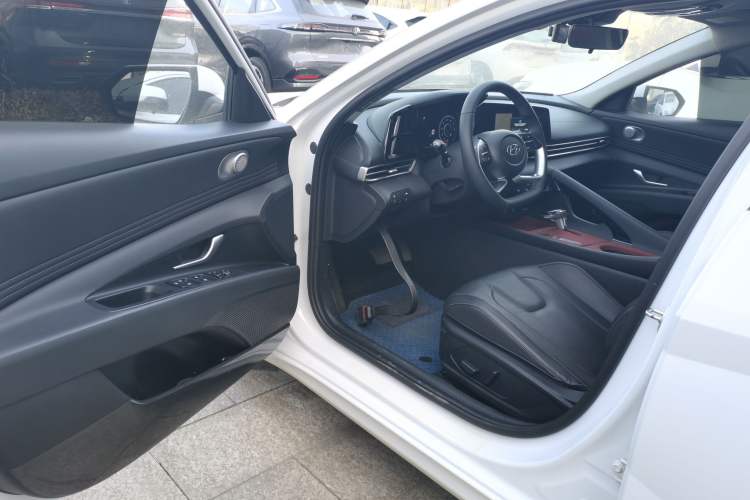 Used Hyundai Elantra 2022 1.5L CVT LUX Prestige Edition Interior 3