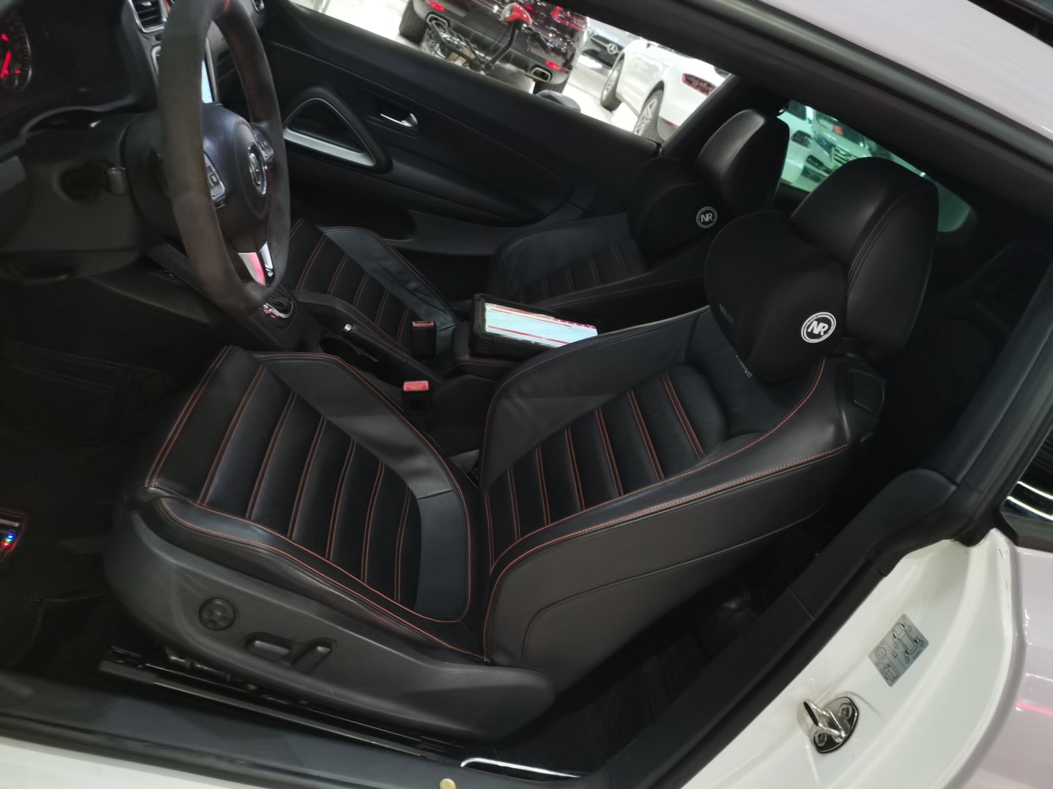 Переднее сиденье в автомобиле