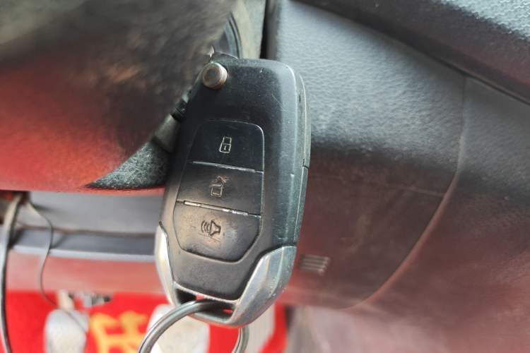 Used SAIC MAXUS T60 2017 2.8T Diesel Manual Two-Wheel Drive High-Ride Comfort Plus Long-Body Emission Standard V Vehicle Key