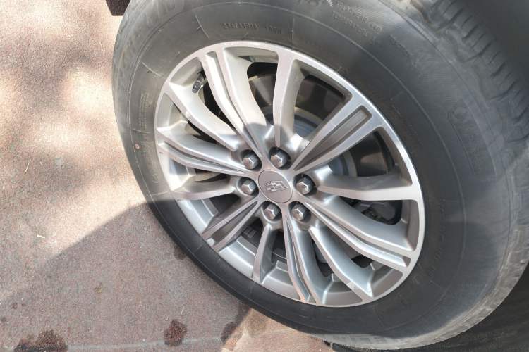Used Cadillac XT5 2018 28T Four-Wheel Drive Luxury Model Right Front Wheel Hub