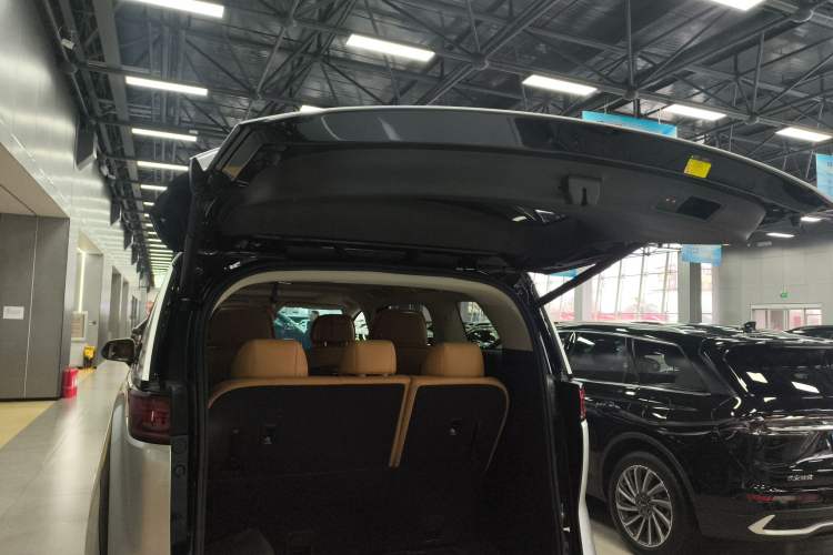 Used Denza D9 2024 DM-i 980 Four-Wheel Drive Prestige Model Trunk