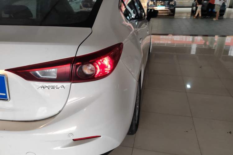 Used Mazda 3 Axela 2016 Sedan 1.5L Automatic Comfort Model