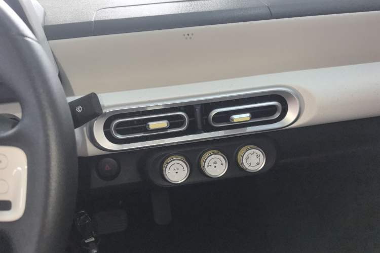 Used Wuling Hongguang MINIEV 2024 3rd Generation 215km Youth Edition Audio And AC Panel