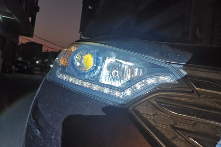 Used Dongfeng Aeolus AX7 2015 2.0L Manual Zhiyue Model
