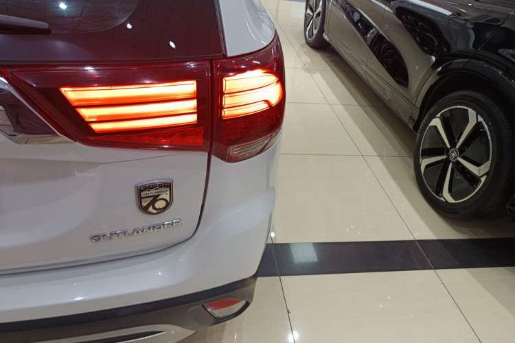 Used Mitsubishi Outlander 2019 2.0L Two-Wheel Drive Comfort Edition 7-Seater China VI Standard