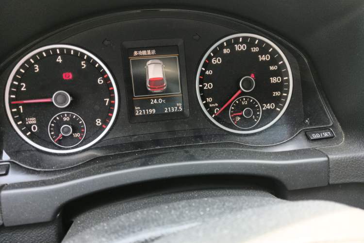 Used Volkswagen Tiguan 2015 1.8TSI Automatic Two-Wheel Drive Luxury Model Odometer Close Up