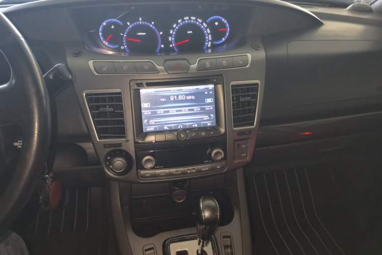 Used SsangYong Rodius 2014 2.0T Diesel Two-Wheel Drive Luxury Navigation Edition
