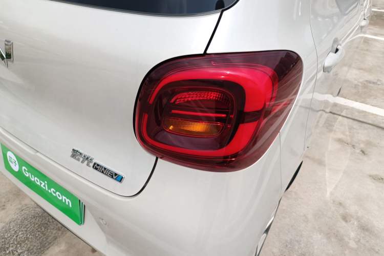 Used Wuling Hongguang MINIEV 2025 Four-Door Version Advanced Edition Right Rear Taillight