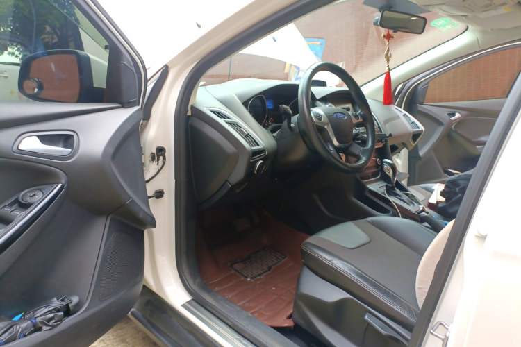 Used Ford Focus 2012 Sedan 1.6L Automatic Fashion Edition Driver Seat