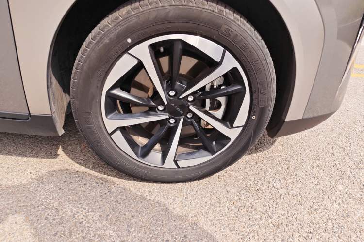 Used AION Y 2023 Plus 510 Smart Edition Right Front Wheel Hub