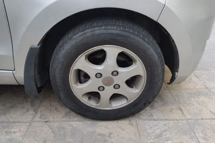 Used Wuling Hongguang 2010 1.2L Comfort Edition China IV Right Front Wheel Hub