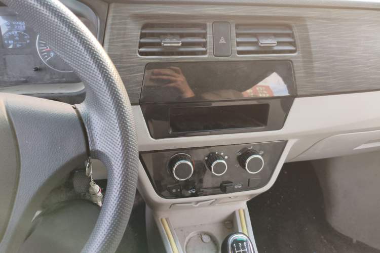 Used Jinbei New Hiace X30L 2023 1.5L Super-Enjoyment Edition Passenger Van 5/6/7-Seater Non-Air-Conditioned Version SWC15M Audio And AC Panel