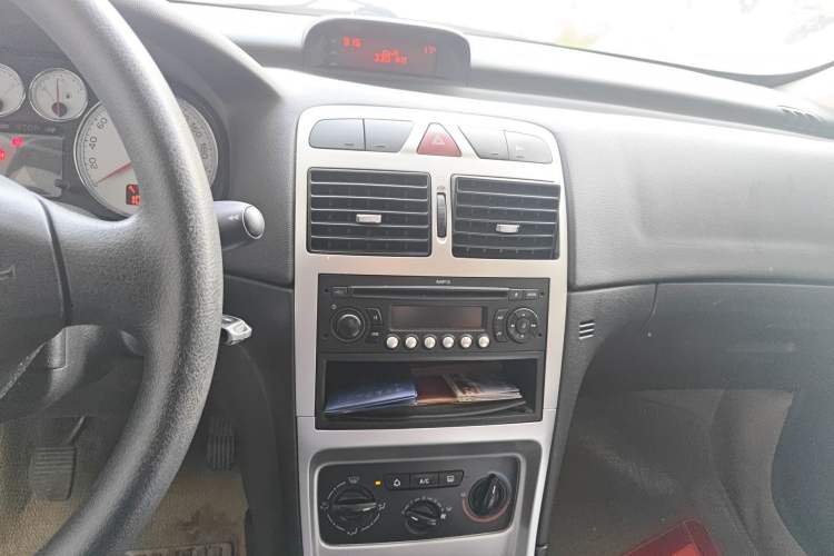 Used Peugeot 307 2010 Sedan 1.6L Manual Comfort Edition Audio And AC Panel