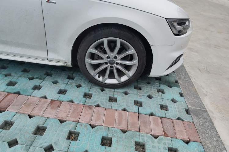 Used Audi A4L 2018 30th Anniversary Edition 40 TFSI Fashion Model Right Front Wheel Hub