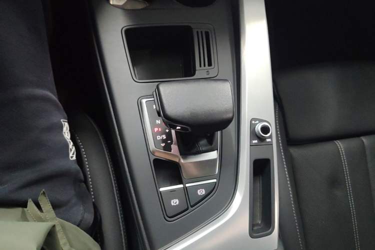 Used Audi A4L 2024 40 TFSI Fashion Dynamic Model Gear Lever