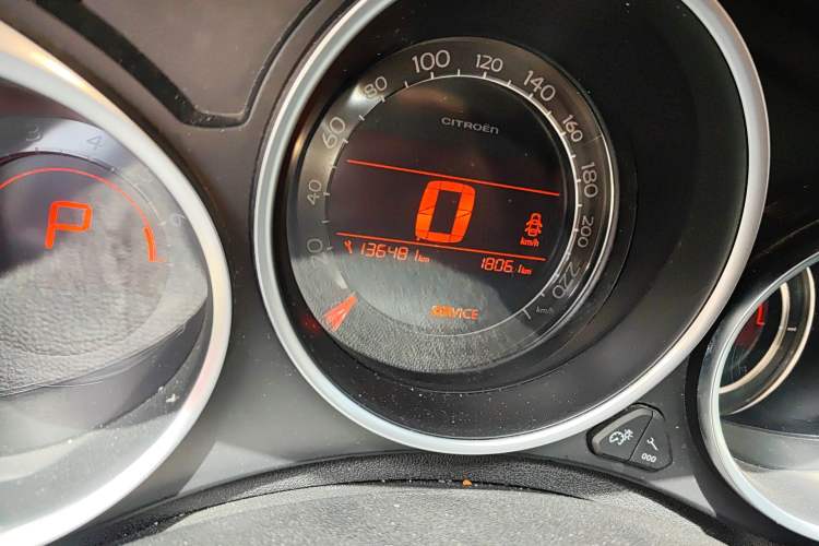 Used Citroen C4L 2014 1.8L Intelligent Drive Automatic Dynamic Model Odometer Close Up