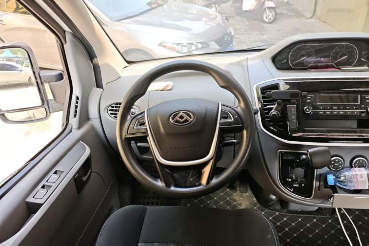 Used SAIC MAXUS Xintu V80 2023 2.0T AMT Classic Aoyuntong Short Wheelbase Ultra-Low Roof 5/6-Seater