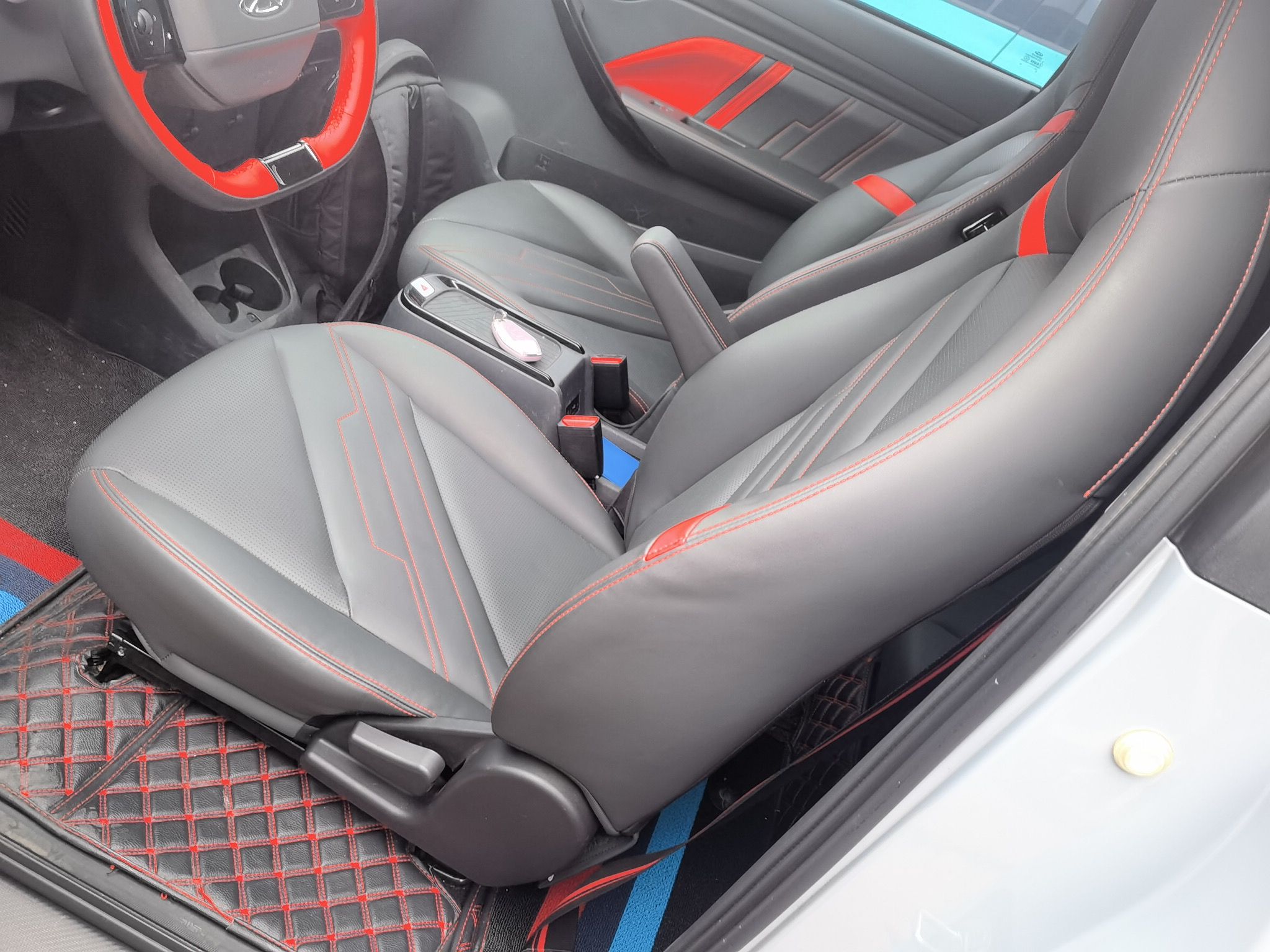 المقاعد الأمامية داخل السيارة