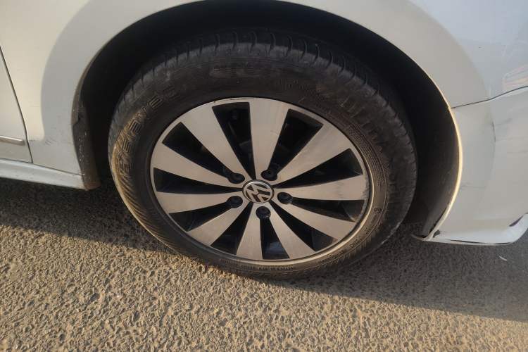 Used Volkswagen Sagitar 2018 1.6L Automatic Comfort Model Right Front Wheel Hub