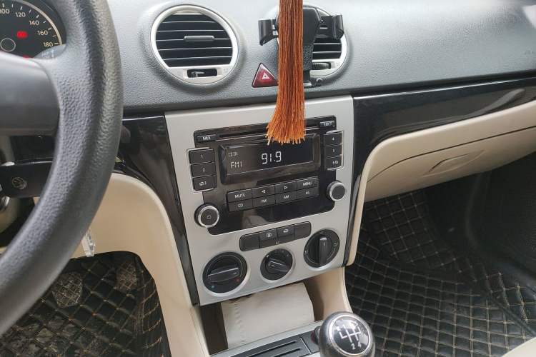 Used Volkswagen Lavida 2011 1.6L Manual Joy Version Audio And AC Panel