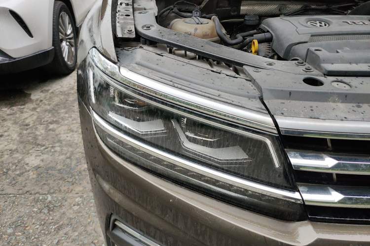 Used Volkswagen Tiguan L 2017 380TSI Automatic All-Wheel-Drive Luxury Edition Right Front Headlight