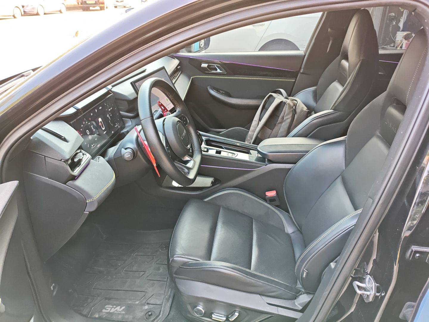 المقاعد الأمامية داخل السيارة