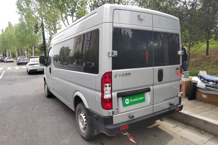 Used Dongfeng Yufeng 2023 V9+ 2.0T Manual Front-Wheel-Drive Multi-Function Mid-Roof Van with 7/8/9 Seats
