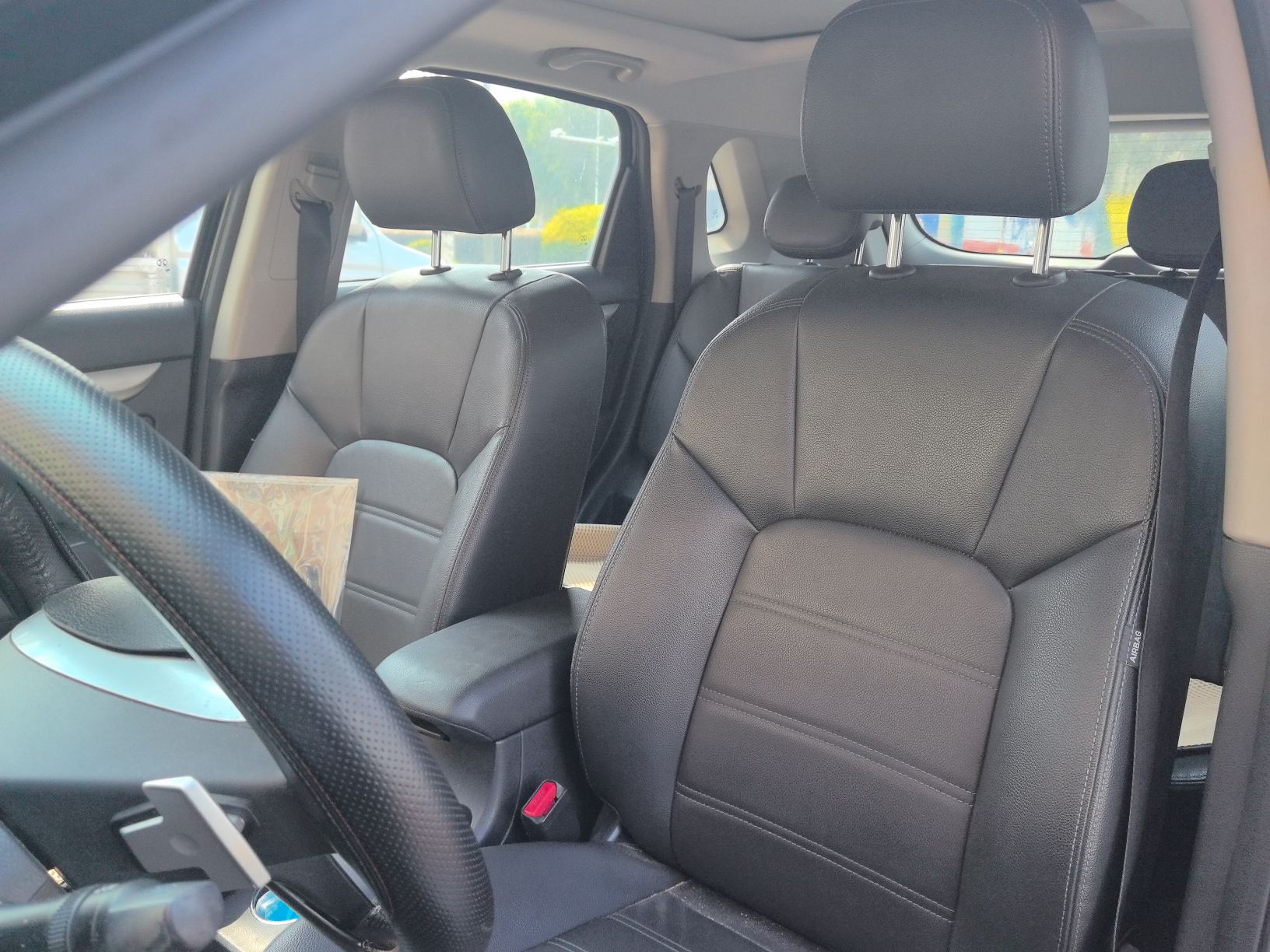 المقاعد الأمامية داخل السيارة