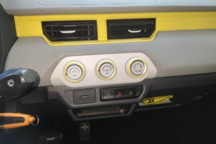 Used Chery QQ Ice Cream 2022 170km Sundae Phosphate Lithium-Ion Audio And AC Panel